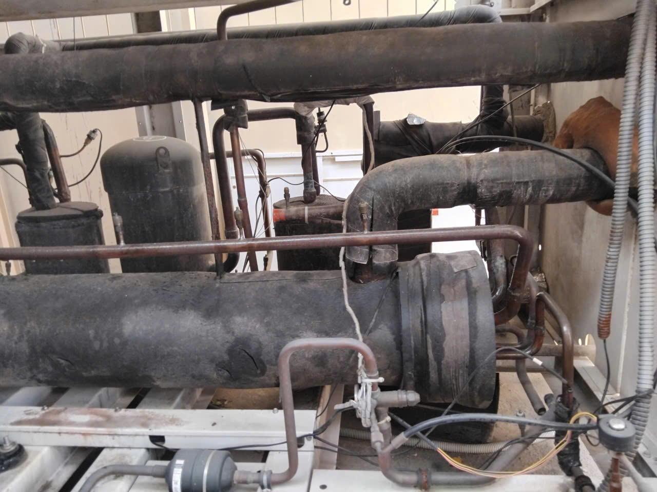 vệ sinh hệ thống ống gió Chiller 1
